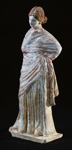Statuette einer Frau mit drapierten Kleidern, aus Tanagra, Böotien