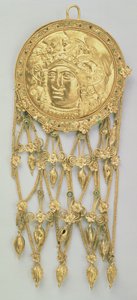 Anhänger mit dem Kopf der Athena Parthenos (Gold und Emaille)