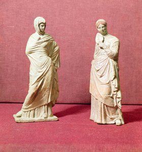 Zwei Statuen stehender Frauen, aus Tanagra, ca. 350 v. Chr.
