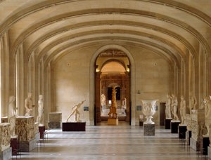 Ansicht des Daru-Raums des Louvre-Museums: Stücke griechischer und römischer Antike aus der Borghese-Sammlung. Paris von Greek or Roman