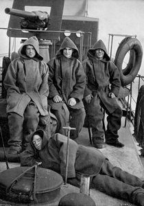 Matrosen des Torpedoboot-Zerstörers HMS Sturgeon, 1896 von Gregory and Co