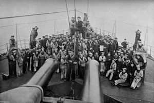 Einige der Besatzung des erstklassigen Schlachtschiffs HMS Sans Pareil, 1896