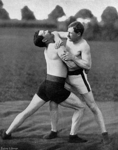 Der Körpergriff und der Nackendoppelgriff, Wrestling-Demonstration, Aldershot, Hampshire von Gregory and Co