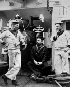 Drei Unteroffiziere an Bord des Kreuzers HMS Theseus, 1896 von Gregory and Co