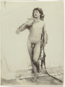 Nackter Junge mit Leopardenfell