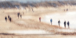 Verschwommene Strandspaziergänger von Gustav Davidsson
