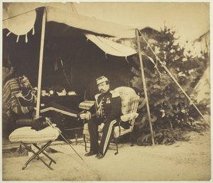 Offiziere sitzen an einem Zelt, Camp de Châlons von Gustave Le Gray