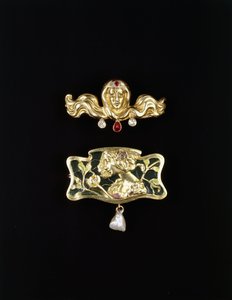 Eine Jugendstil-Brosche von Gustave-Roger Sandoz und eine Jugendstil-Brosche aus Metall mit plique a jour und einem Perlenanhänger, goldfarbene Brosche und Edelsteine, ca. 1900 von Gustave Roger Sandoz