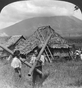 Einheimische Mädchen mit ihren Wassergefäßen aus Bambusschäften, Philippinen, 1907 von H. C. White