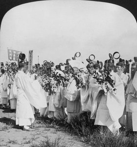 Shinto-Priester in einer Trauerprozession für Hitachi Maru-Opfer, Tokio, Japan, 1905 von H. C. White