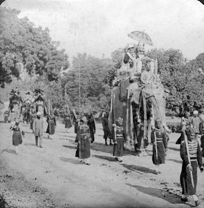 Lord und Lady Harding reiten auf einem Elefanten, Indien, 1913 von H. D. Girdwood