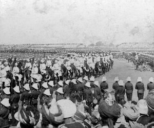 Das kaiserliche Kadettenkorps eskortiert ihre Majestäten in die Durbar-Arena, Delhi, Indien, 1903 von H. D. Girdwood