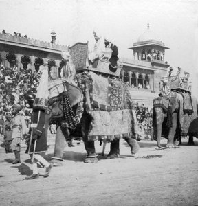 Eine Elefantenprozession, die an der Jumma Masjid vorbeizieht, Delhi, Indien, 1900er von H. Hands and Son