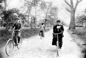 Maynard MacDonald und seine Großmutter Hannah Maynard beim Radfahren im Beacon Hill Park, Victoria, ca. 1895 von Hannah Maynard