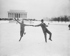 Paar beim Eislaufen am Tidal Basin, Washington DC, USA, Januar 1930 von Harris & Ewing
