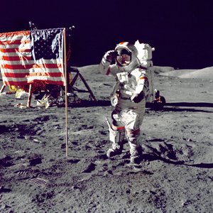 Cernan springt und salutiert der Flagge, 1972