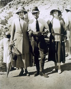 Von links nach rechts: Lady Somerleyton, Colonel Watson Pasha und die ehrenwerte Lady Alexander am Grab von Tutanchamun, Tal der Könige von Harry Burton