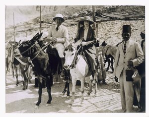 Lady Ribblesdale und Mr. Stephen Vlasto kommen auf Eseln am Grab von Tutanchamun an, Tal der Könige von Harry Burton