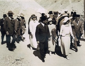 Die Königin der Belgier (Mitte vorne) Lord Allenby (ganz links) und Lady Allenby nähern sich dem Eingang zum Grab von Tutanchamun, Tal der Könige von Harry Burton
