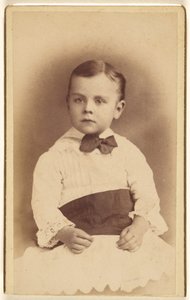 [Unidentifizierter kleiner Junge mit Fliege, sitzend] von Hastings and White and Fisher