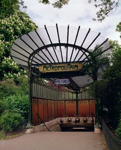 Eingang zur Metro Porte Dauphine, entworfen von Hector Guimard (1867-1942)