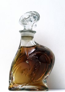 Weiße geformte Glasflasche, geschaffen für die Ausstellung Universelle de Paris im Jahr 1900 von Hector Guimard. Internationales Parfümeriemuseum von Grasse