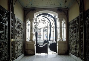 Ansicht des Eingangstors von Castel Béranger in der Rue de la Fontaine 14 im 16. Arrondissement von Paris (Foto)