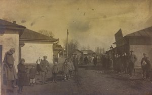 Erster Weltkrieg: Die Ukraine in den Jahren 1914-1916 während der Invasion der deutschen Armee. Militärs und Zivilisten auf der Straße einer Stadt (s/w Foto) von Heldenfriedhof Dsessentniki (attr. to)