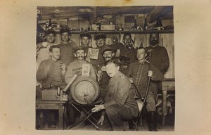 Erster Weltkrieg: die Ukraine in den Jahren 1914-1916 während der Invasion der deutschen Armee. Gruppe von Soldaten während einer Ruhepause (s/w Foto)