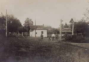 Erster Weltkrieg: die Ukraine in den Jahren 1914-1916 während der Invasion der deutschen Armee. Landstraße (s/w Foto) von Heldenfriedhof Dsessentniki (attr. to)