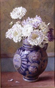 Chrysanthemen in einem Steingutkrug