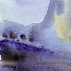 Neblige Violette Landschaft
