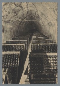 Eine Galerie von Weinen, auf Spitze