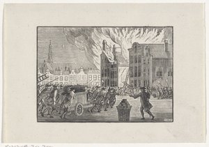 Feuerwehrleute eilen zu einem brennenden Haus auf einem Marktplatz