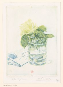 Brief neben einer Vase mit Rose