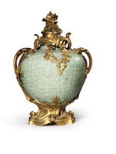 Einer von einem Paar Louis XV-Stil Vasen und Deckel, Montierungen datiert 1883, Porzellan spätes achtzehntes - frühes neunzehntes Jahrhundert von Henri Dasson