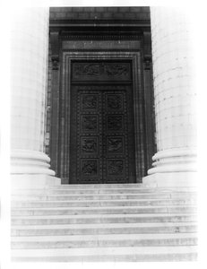 Ansicht der Tür von La Madeleine mit acht Reliefpanelen, die das Dekalog und Szenen aus dem Alten Testament darstellen (Bronze)