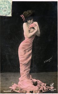 Weibliches Ideal um 1900: junge Schönheit mit sehr schlanker Silhouette, Postkarte von Henri Manuel