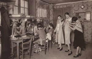 Paris: Hinter den Kulissen eines Modehauses, Mannequins von Henri Manuel