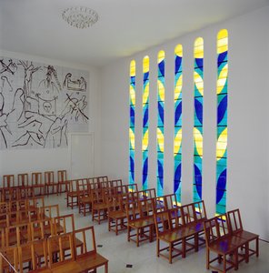 Blick auf das Kirchenschiff, Seitenfenster aus Buntglas und Kreuzwegstationen in der Rosenkranzkapelle, Vence