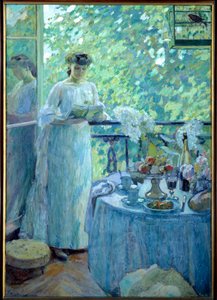 Madame O. auf dem Balkon. Eine junge Frau liest ein Buch in einem bürgerlichen Interieur, der Tisch ist zum Frühstück gedeckt. (Detail)