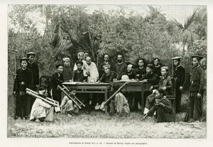 Verhör von Piraten. Gravur von Thiriat, nach einem Foto, zur Illustration der Geschichte „Dreißig Monate in Tonkin“ 1884, von Doktor Hocquard, in Le Tour du monde 1889, herausgegeben von Edouard Charton (1807-1890), Hachette, Paris. von Henri Thiriat
