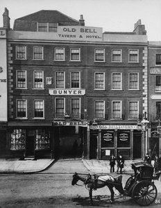 The Old Bell Inn, High Holborn, ca. 1884 von Henry Dixon