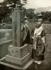 Ein buddhistischer Priester und Gebetsmühle, 1910
