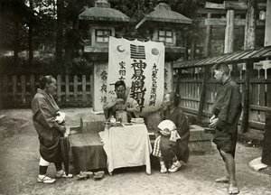 Eine Wahrsagerin am Inari-Tempel, 1910 von Herbert Ponting