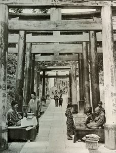 Eine Allee von Torii in Inari, 1910 von Herbert Ponting