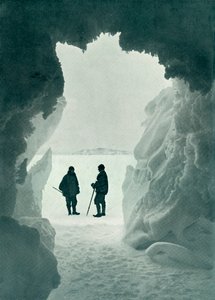 Eine Eishöhle - Zeltinsel in der Ferne, Captain Scott und Wright, ca. 1911 von Herbert Ponting