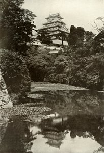 Eine alte feudale Burg vom Wassergraben aus, 1910