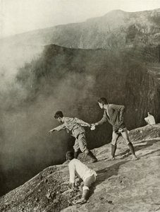 Am Rand des Kraters, Aso-San, 1910 von Herbert Ponting