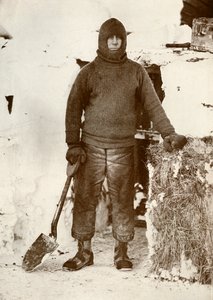 Kapitän L. E. G. Oates an der Stalltür, 30. August 1911, 1913 von Herbert Ponting